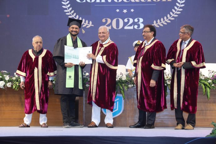 Hon'able Governor of Kerala handing over degrees with Marwadi University Leadership-min