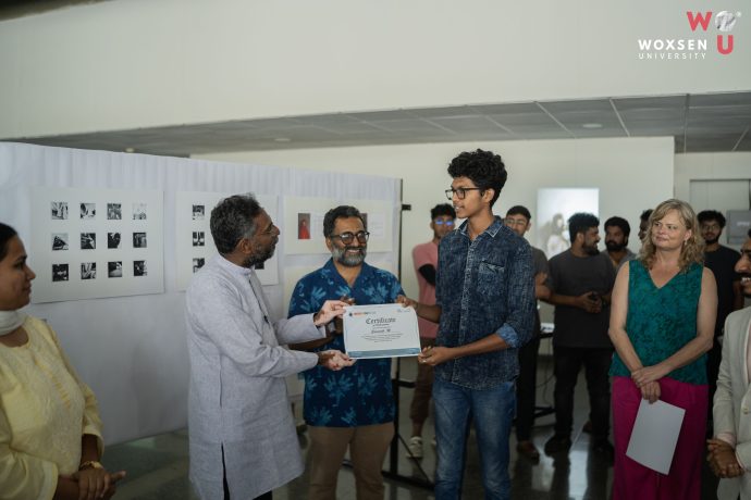 Prof. Budaraju Srinivasa Murty, Director of IIT awarding the prize to Sremanth M, School of Arts & Design, Woxsen University.